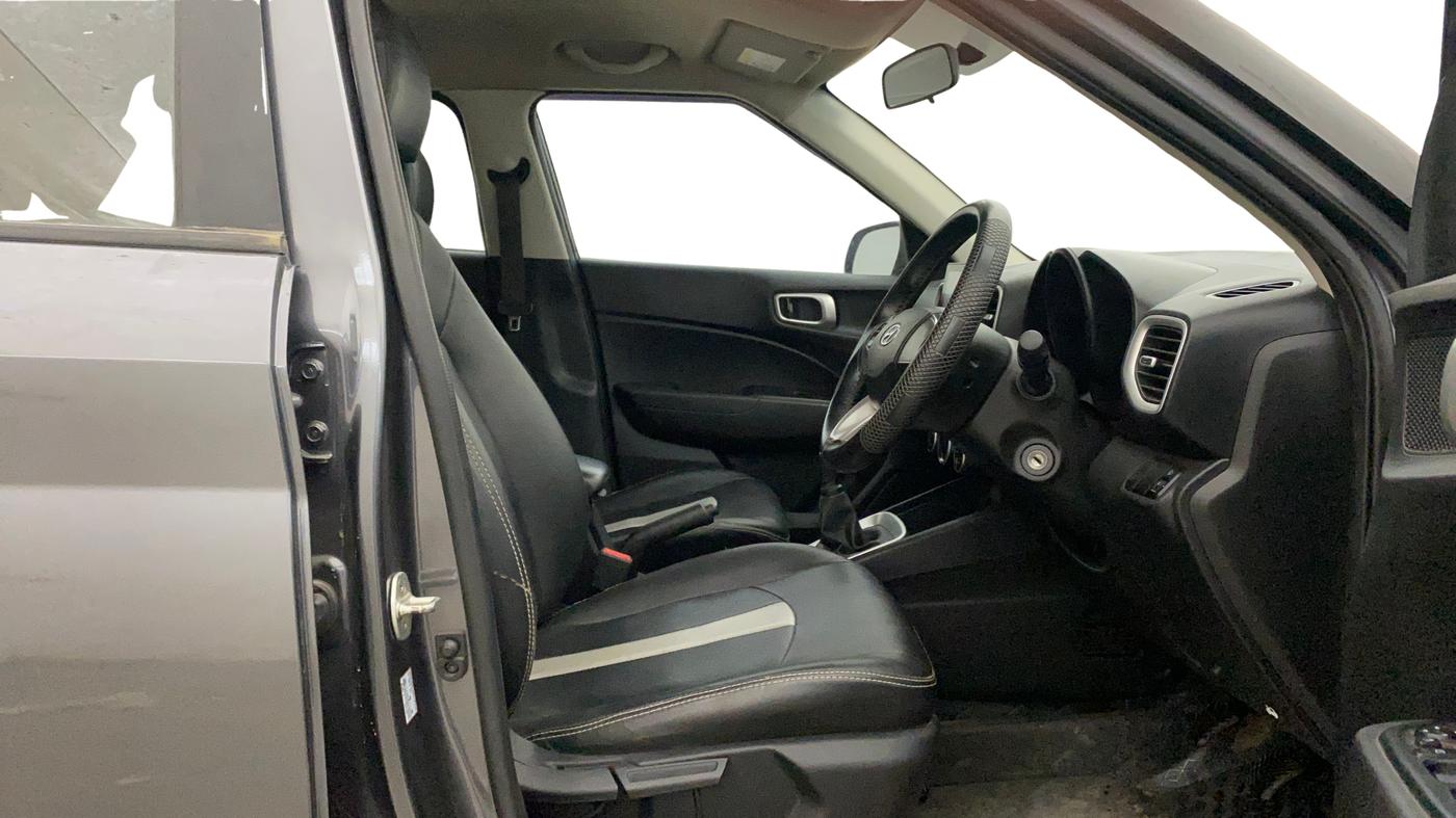 2022 Hyundai VENUE S+ 1.2, CNG, Manual, 56,314 km, Right Side Front Door Cabin