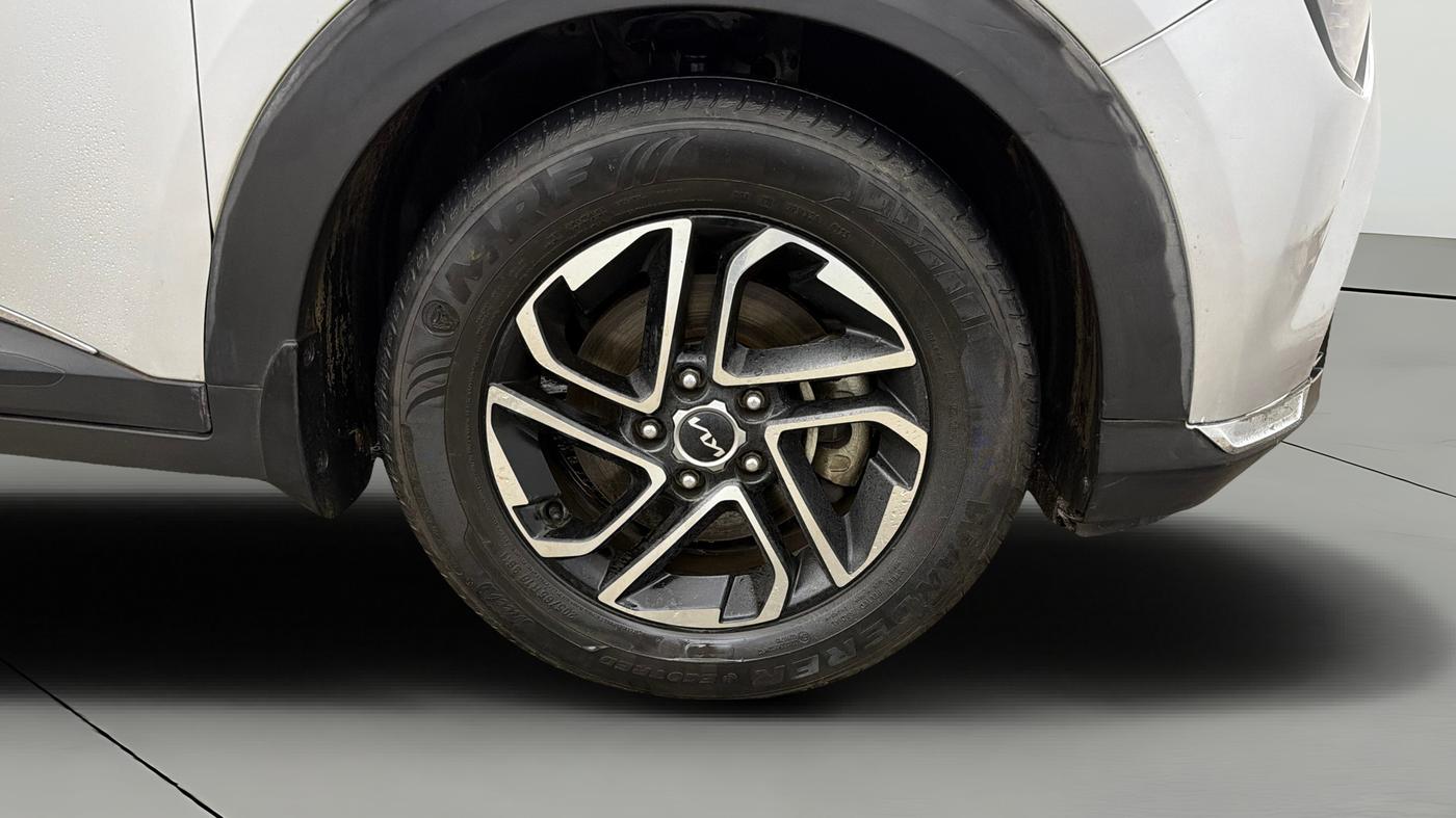 2022 KIA CARENS PRESTIGE PLUS 1.5 DIESEL 7 STR, Diesel, Manual, 1,08,459 km, Right Front Wheel