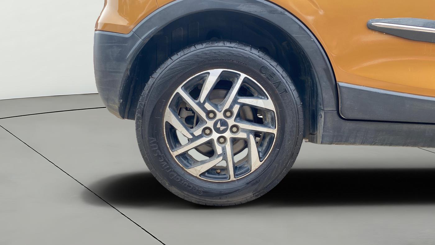 2022 Mahindra XUV300 W8(O) 1.2 PETROL DUAL TONE, Petrol, Manual, 66,105 km, Right Rear Wheel
