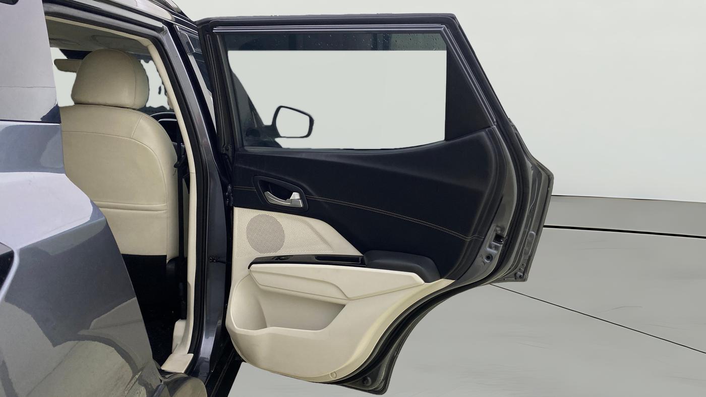 2024 Mahindra XUV 3XO AX7L 1.2 Petrol AT, Petrol, Automatic, 27,641 km, RHS Rear Door