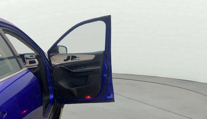 2021 Mahindra XUV700 AX 7 LUXURY P AT 7 STR, Petrol, Automatic, 81,453 km, RHS Front Door