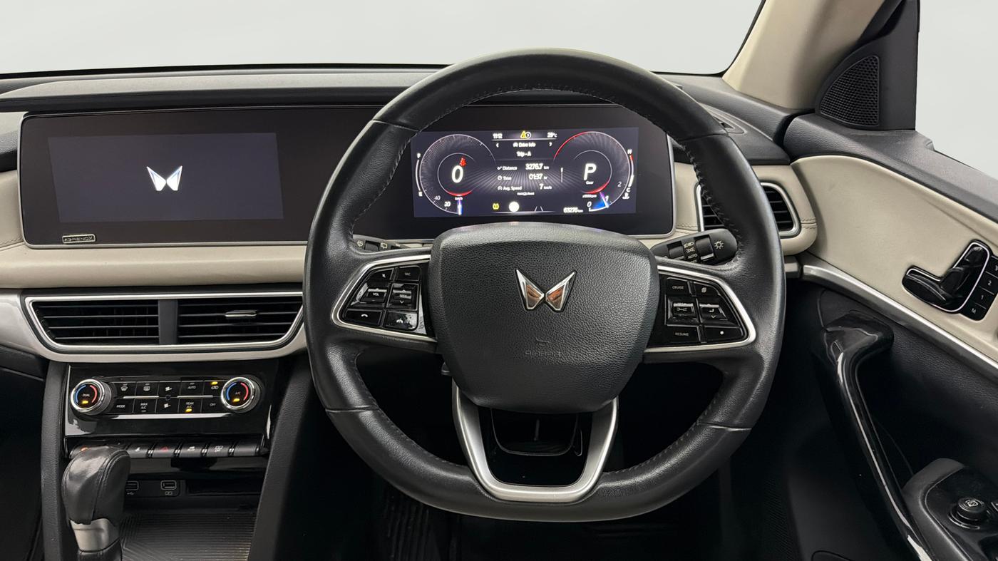 2022 Mahindra XUV700 AX 7 P AT 7 STR, Petrol, Automatic, 63,285 km, Steering Wheel Close Up