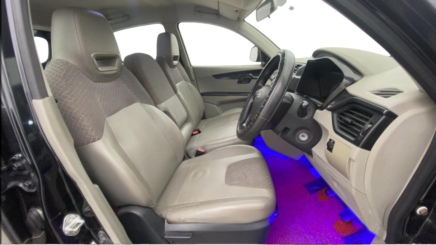 2017 Mahindra Kuv100 K4 6 STR, Petrol, Manual, 39,182 km, Right Side Front Door Cabin