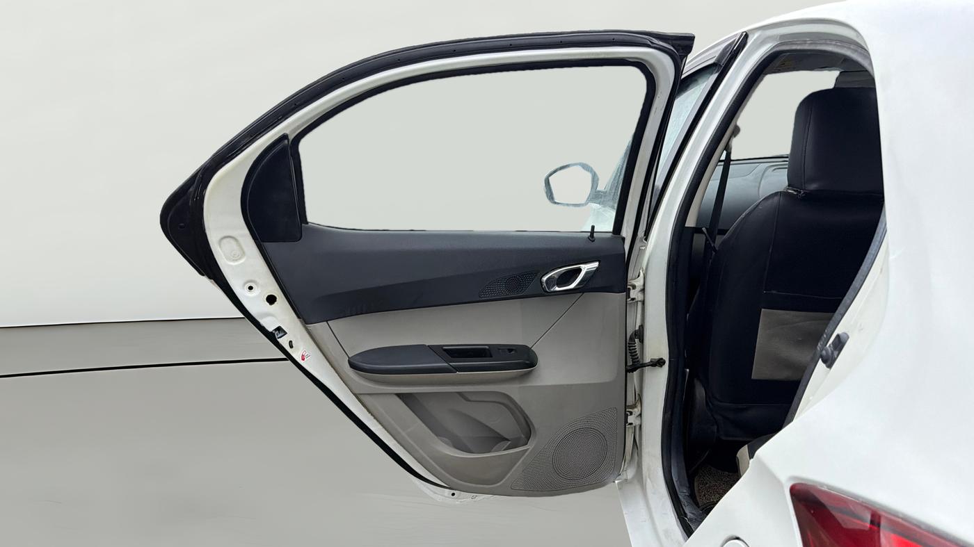 2018 Tata Tiago XZ PETROL, CNG, Manual, 1,17,606 km, LHS Rear Door