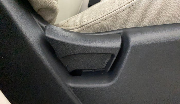 2019 Mahindra XUV300 W6 1.2 PETROL, Petrol, Manual, 86,895 km, Driver Side Adjustment Panel