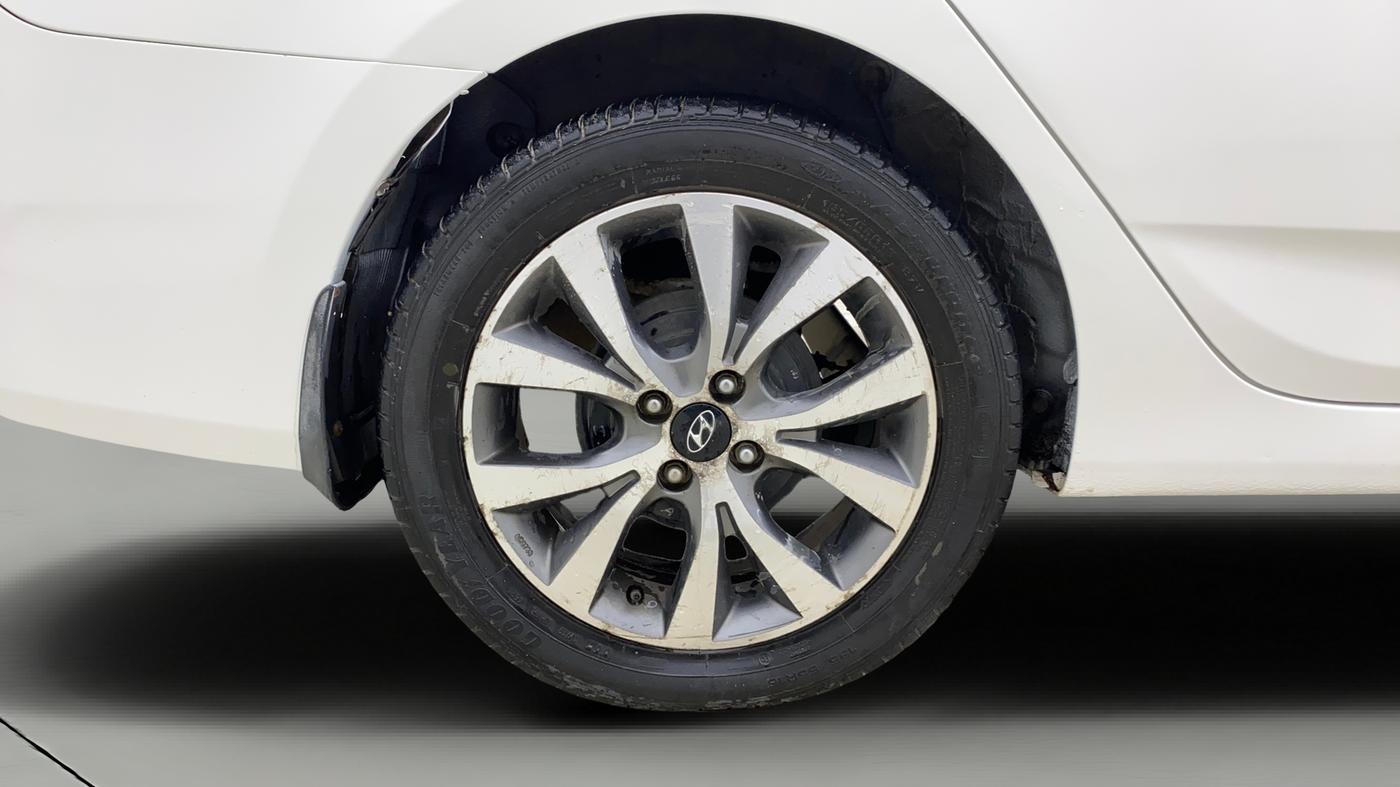 2016 Hyundai Verna 1.6 VTVT SX, CNG, Manual, 80,368 km, Right Rear Wheel