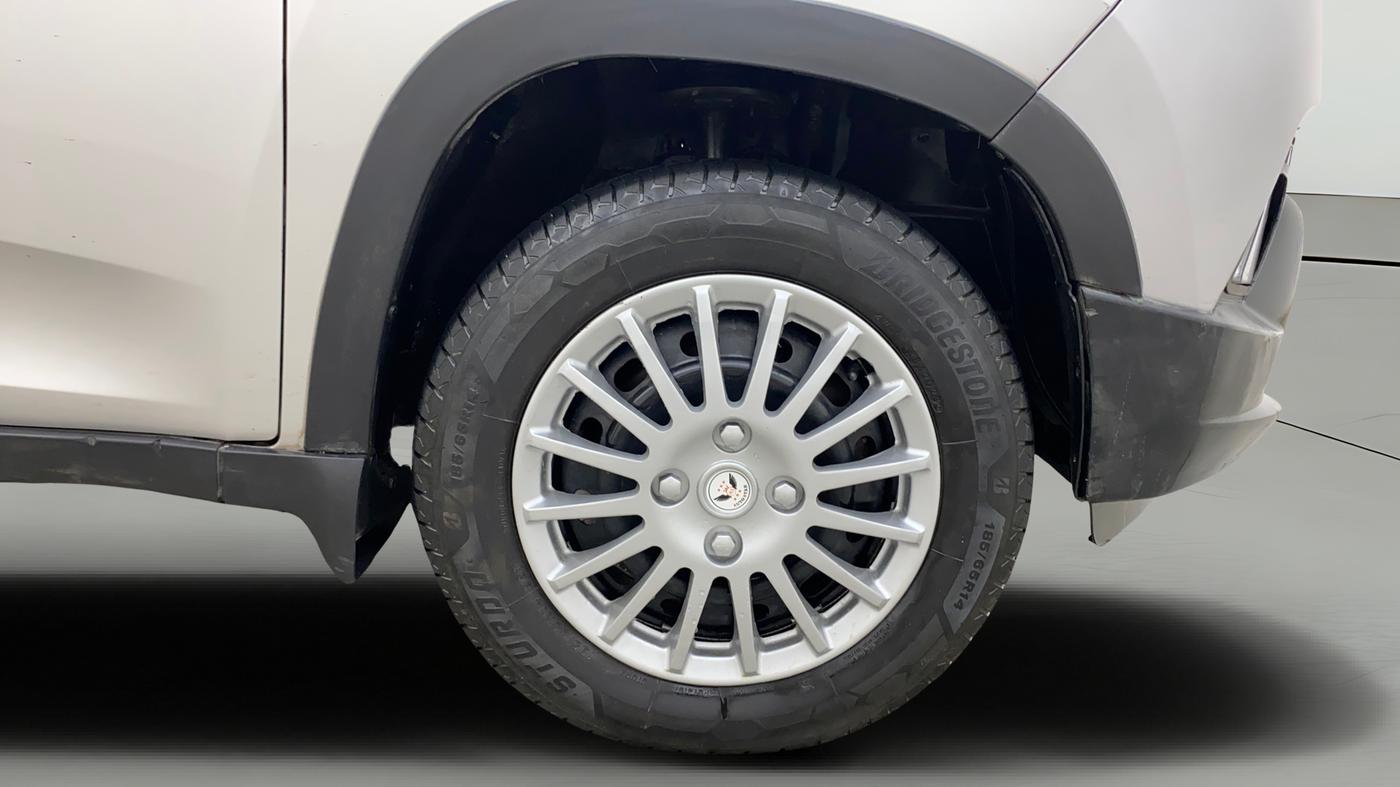 2016 Mahindra Kuv100 K4 PLUS 6 STR, Petrol, Manual, 70,946 km, Right Front Wheel