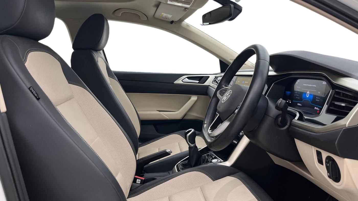 2023 Volkswagen VIRTUS TOPLINE TSI 1.0 MT, Petrol, Manual, 30,202 km, Right Side Front Door Cabin