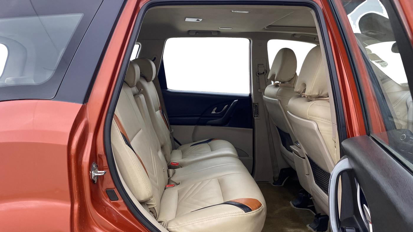 2017 Mahindra XUV500 W10 AT, Diesel, Automatic, 97,664 km, Right Side Rear Door Cabin