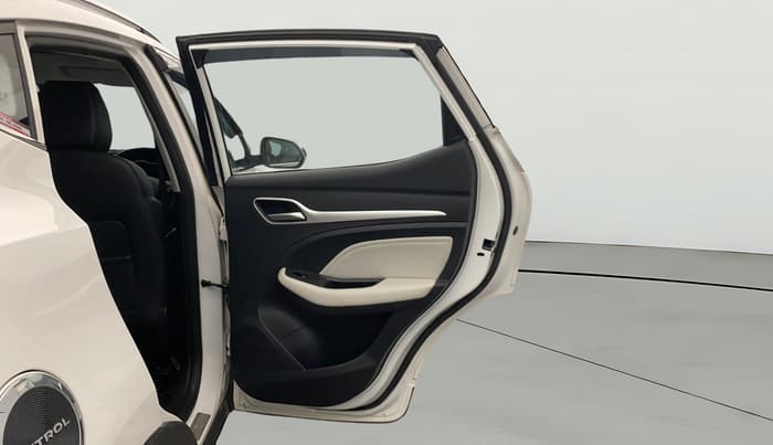 2025 MG ASTOR Select 1.5 MT (Ivory), Petrol, Manual, 4,896 km, RHS Rear Door