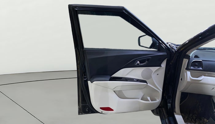 2024 Mahindra XUV300 W8 1.2 PETROL, Petrol, Manual, 1,084 km, LHS Front Door