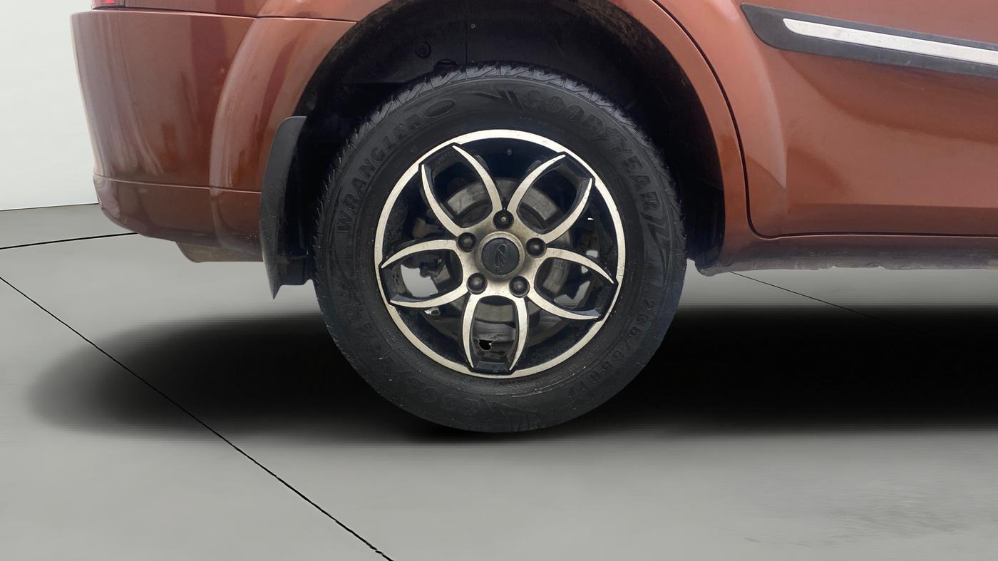 2018 Mahindra XUV500 W5, Diesel, Manual, 1,45,793 km, Right Rear Wheel
