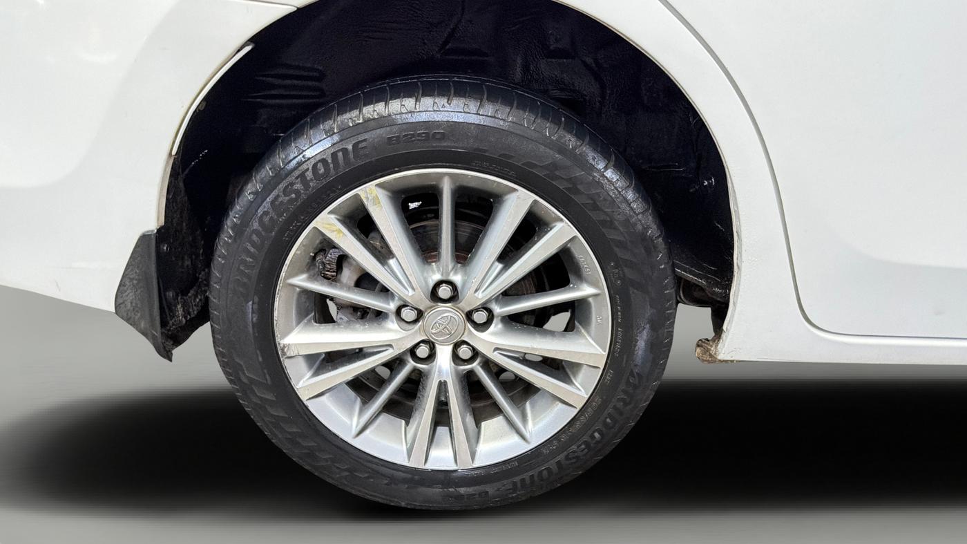 2015 Toyota Corolla Altis VL CVT PETROL, Petrol, Automatic, 1,06,107 km, Right Rear Wheel