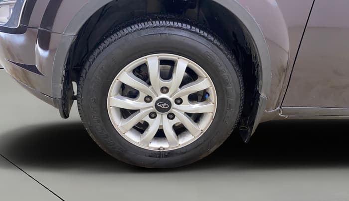 2017 Mahindra XUV500 W10, Diesel, Manual, 72,010 km, Left Front Wheel