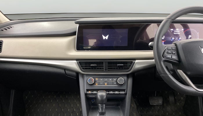 2022 Mahindra XUV700 AX 5 P AT 5 STR, Petrol, Automatic, 32,275 km, Air Conditioner