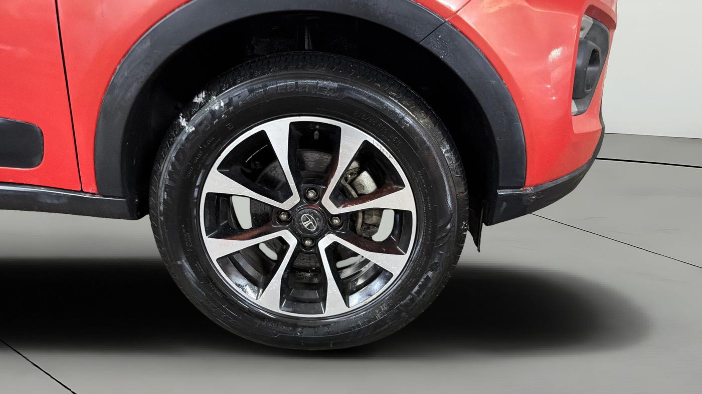 2021 Tata NEXON XZA PLUS PETROL, Petrol, Automatic, 45,820 km, Right Front Wheel