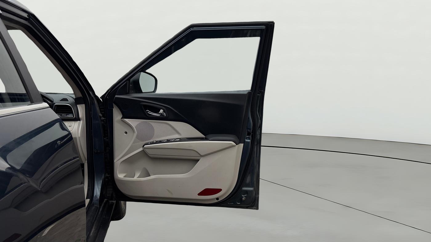 2021 Mahindra XUV300 W8 1.2 PETROL, Petrol, Manual, 60,110 km, RHS Front Door