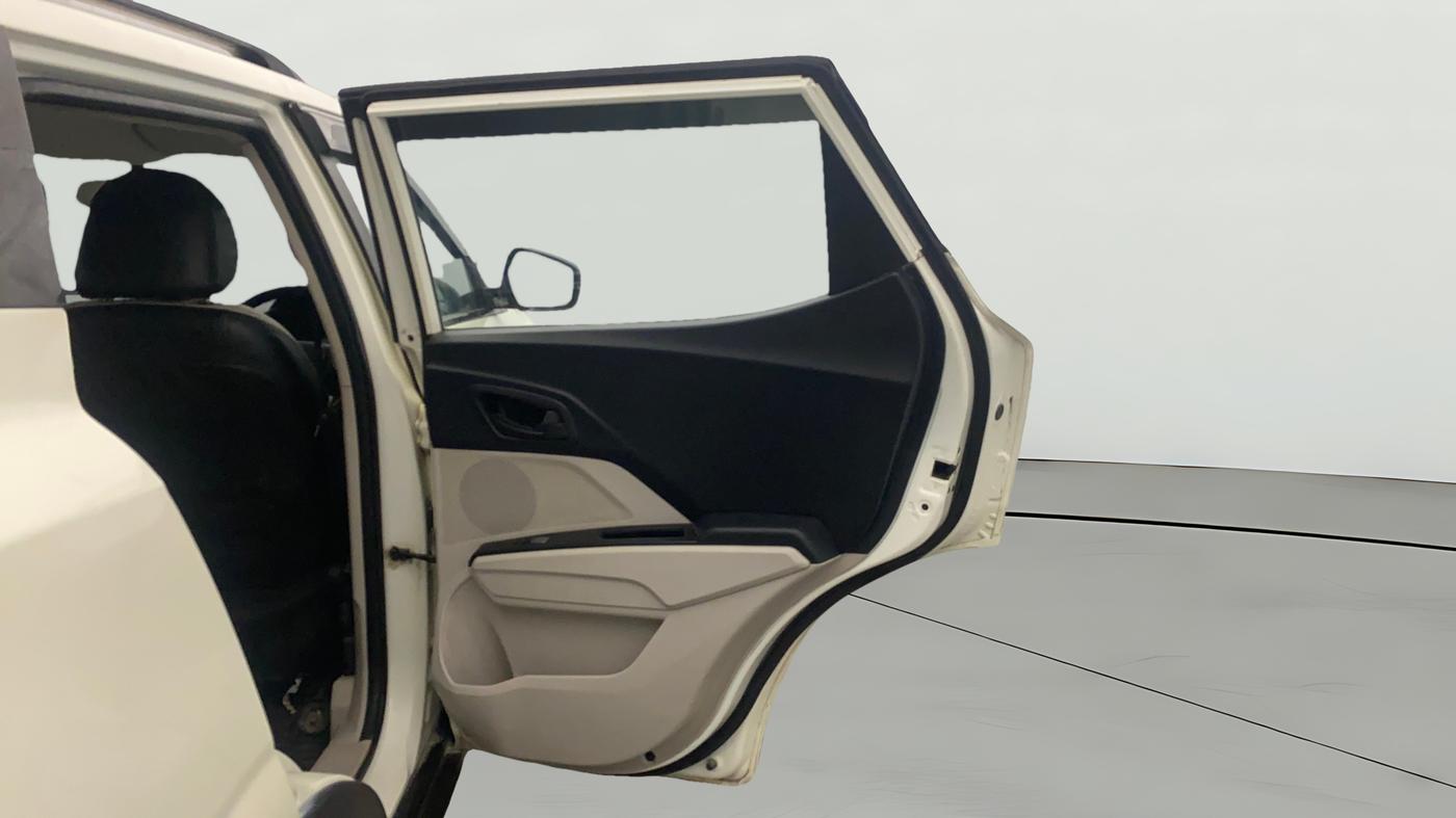 2020 Mahindra XUV300 W6 1.2 PETROL, Petrol, Manual, 1,23,203 km, RHS Rear Door