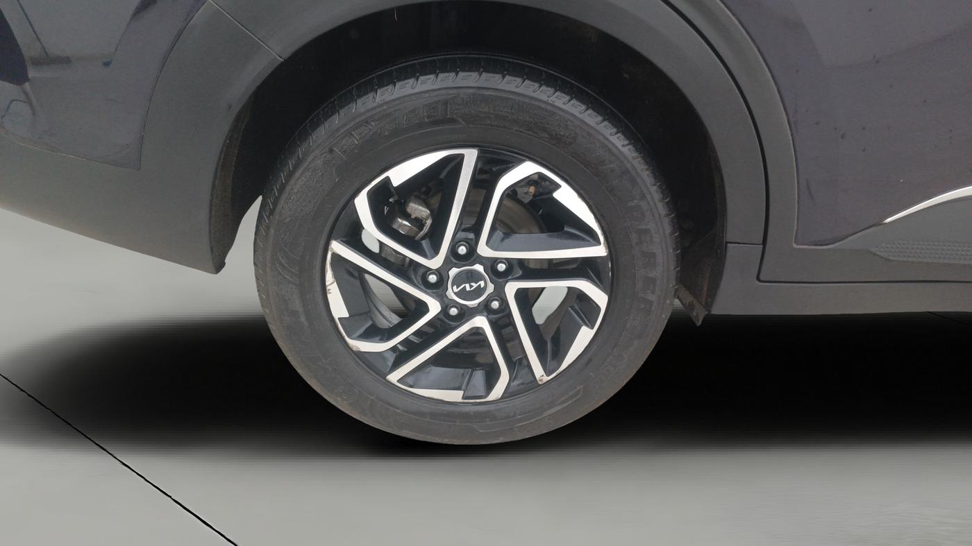 2023 KIA CARENS PRESTIGE PLUS 1.5 PETROL DCT 7 STR, Petrol, Automatic, 15,577 km, Right Rear Wheel