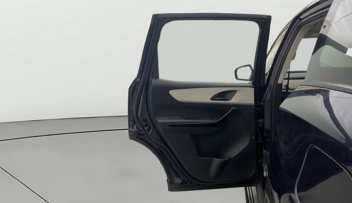 2023 Mahindra XUV700 AX 5 P AT 5 STR, Petrol, Automatic, 21,340 km, LHS Rear Door