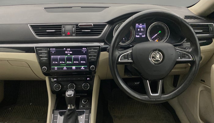 2016 Skoda Superb L&K 1.8 TSI AT, Petrol, Automatic, 1,05,887 km, Steering Wheel Close Up