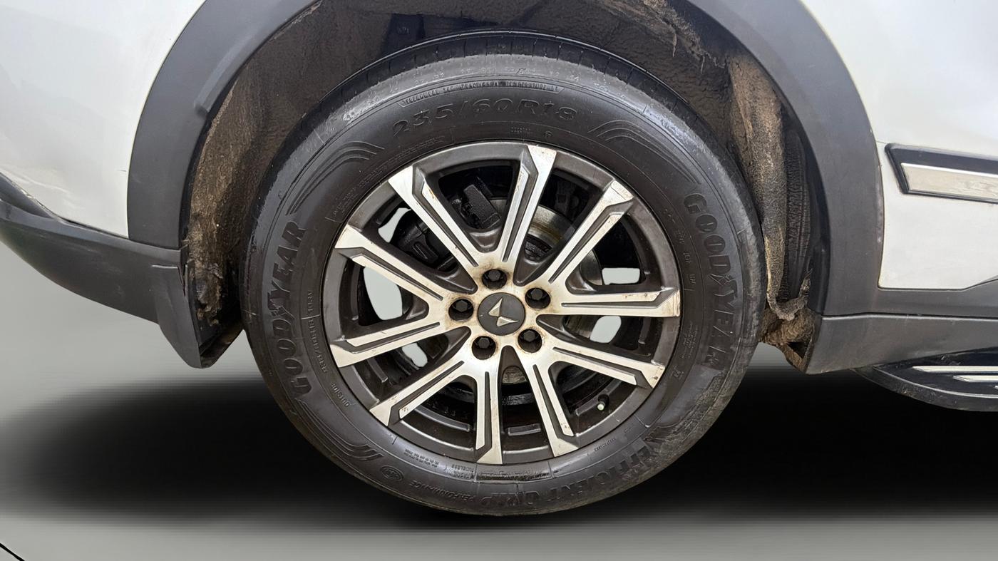 2022 Mahindra XUV700 AX 7 P AT 7 STR, Petrol, Automatic, 56,055 km, Right Rear Wheel