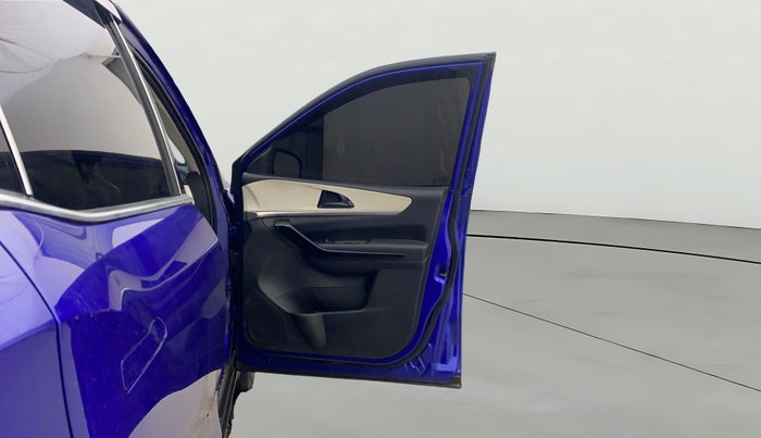 2022 Mahindra XUV700 AX 5 D MT 7 STR, Diesel, Manual, 69,334 km, RHS Front Door