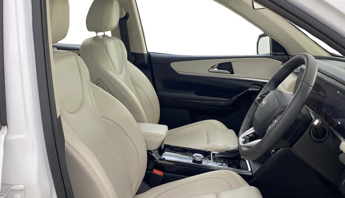 2024 Mahindra XUV700 AX 7 LUXURY P AT 7 STR, Petrol, Automatic, 24,946 km, Right Side Front Door Cabin