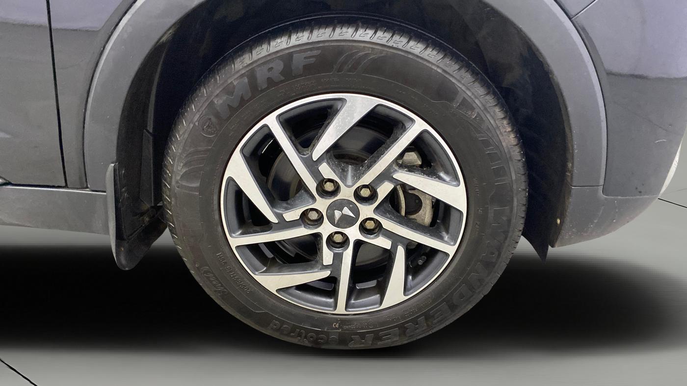 2023 Mahindra XUV300 W8 (O) 1.2 PETROL, Petrol, Manual, 20,347 km, Right Front Wheel