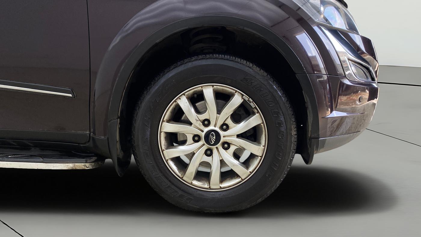 2017 Mahindra XUV500 W10 AT, Diesel, Automatic, 56,401 km, Right Front Wheel