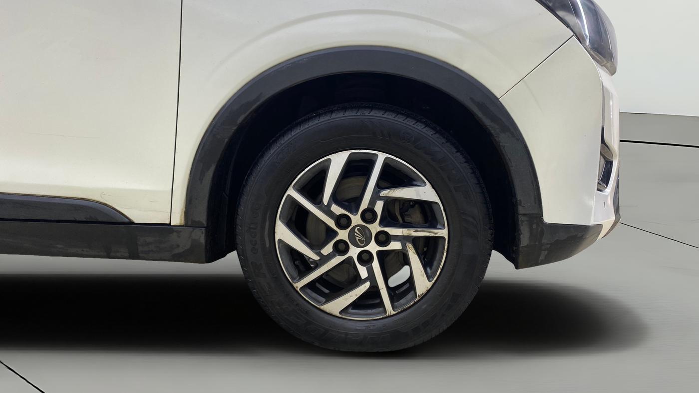 2022 Mahindra XUV300 W8 (O) 1.5 DIESEL AMT, Diesel, Automatic, 86,532 km, Right Front Wheel