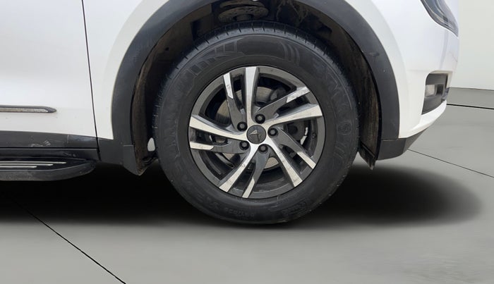 2023 Mahindra XUV700 AX 5 P AT 5 STR, Petrol, Automatic, 14,466 km, Right Front Wheel