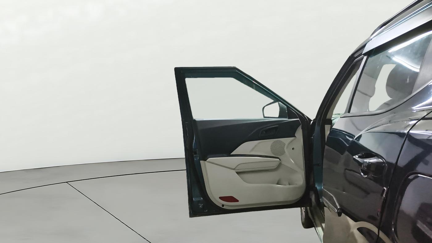 2023 Mahindra XUV300 W6 1.2 PETROL, Petrol, Manual, 36,754 km, LHS Front Door