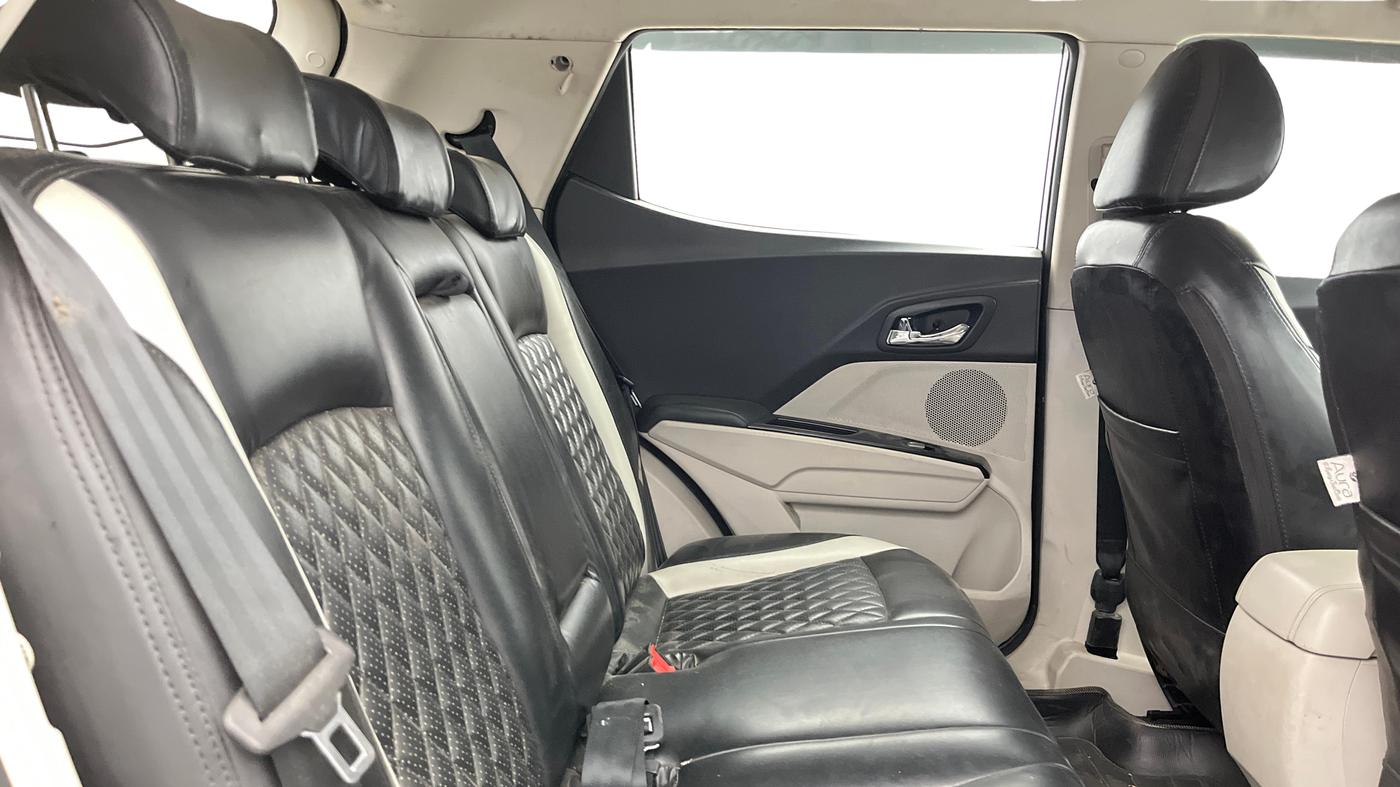 2021 Mahindra XUV300 W8 1.2 PETROL, Petrol, Manual, 52,717 km, Right Side Rear Door Cabin