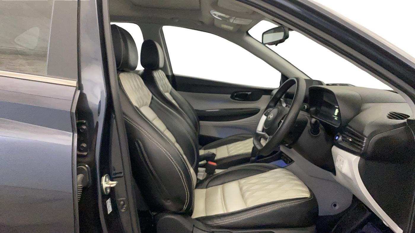 2024 Hyundai NEW I20 ASTA (O) 1.2 IVT, Petrol, Automatic, 26,302 km, Right Side Front Door Cabin