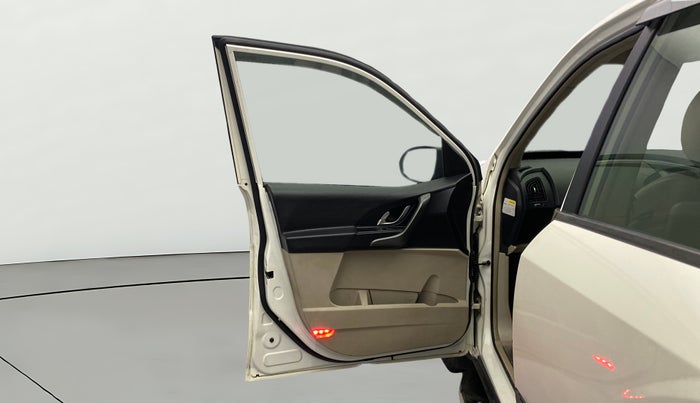 2016 Mahindra XUV500 W8, Diesel, Manual, 1,23,899 km, LHS Front Door