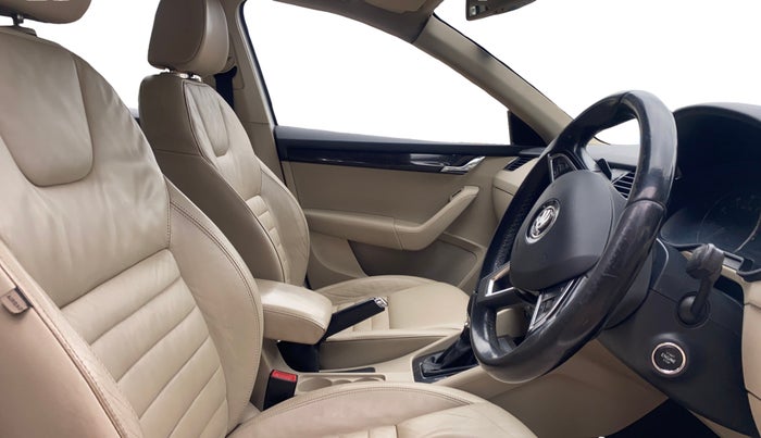 2015 Skoda Octavia STYLE PLUS AT 1.8 TSI, Petrol, Automatic, 1,08,777 km, Right Side Front Door Cabin