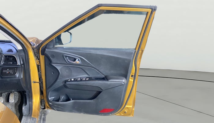 2023 Mahindra XUV300 W8(O) 1.2 PETROL DUAL TONE, Petrol, Manual, 58,758 km, RHS Front Door