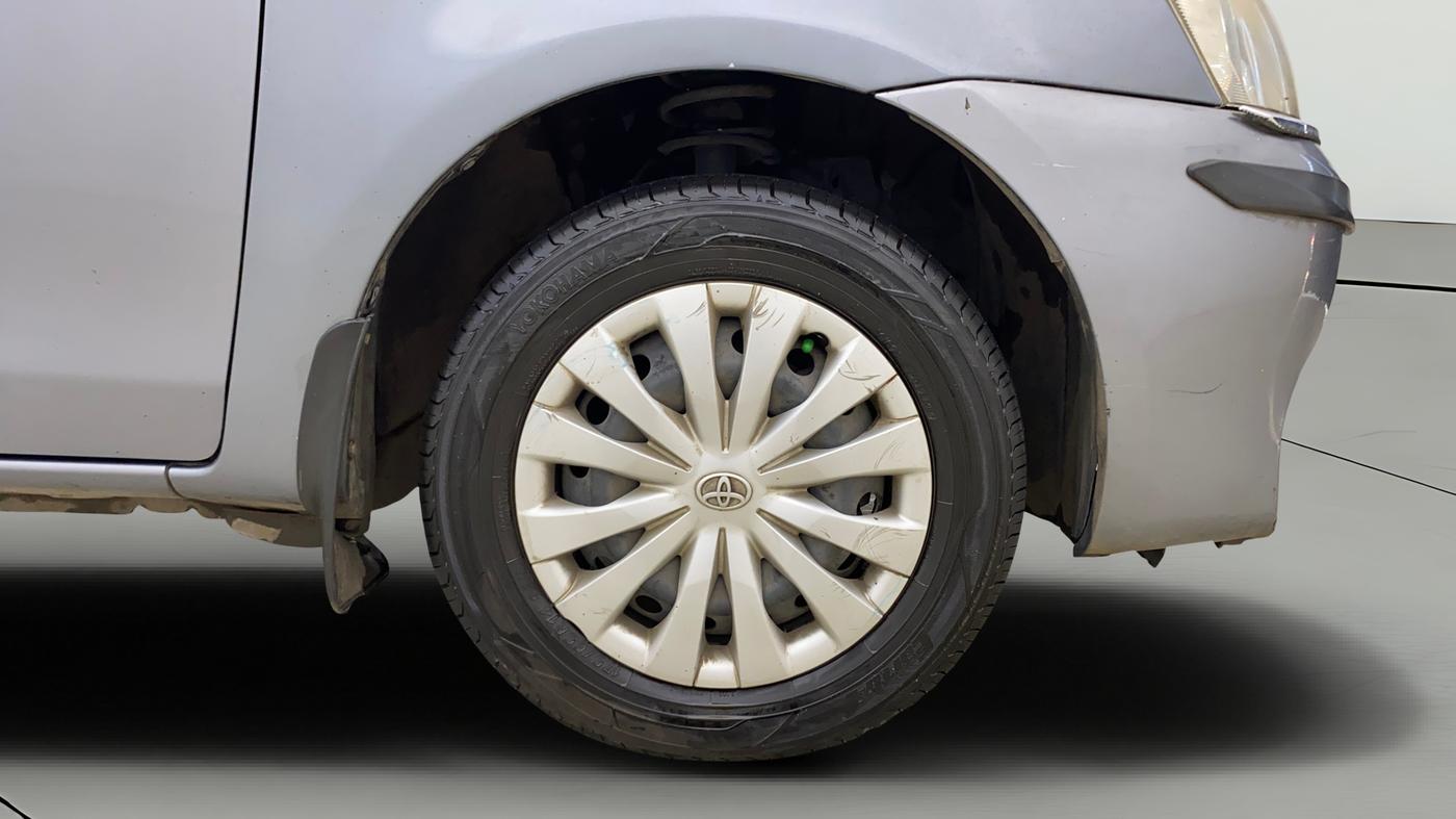 2013 Toyota Etios Liva G, Petrol, Manual, 1,18,636 km, Right Front Wheel