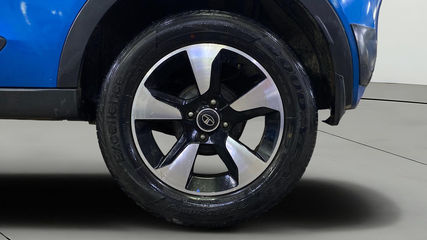 2018 Tata NEXON XZA PLUS DIESEL DUAL TONE, Diesel, Automatic, 90,714 km, Left Rear Wheel