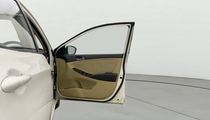 2016 Hyundai Verna FLUIDIC 4S1.6 VTVT SX AT, Petrol, Automatic, 95,846 km, RHS Front Door