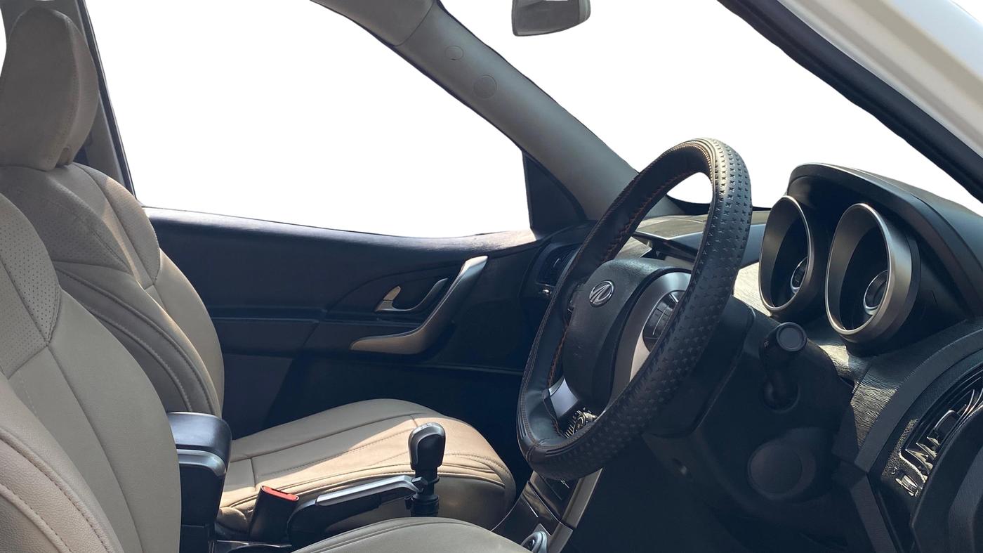 2018 Mahindra XUV500 W7, Diesel, Manual, 1,03,059 km, Right Side Front Door Cabin