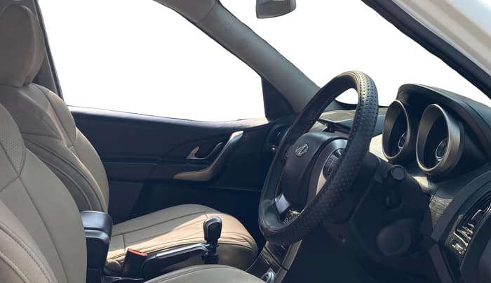 2018 Mahindra XUV500 W7, Diesel, Manual, 1,03,059 km, Right Side Front Door Cabin