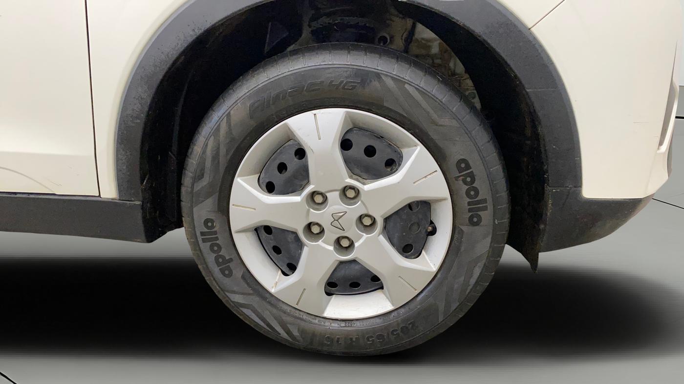 2022 Mahindra XUV300 W6 1.2 PETROL AMT, Petrol, Automatic, 35,457 km, Right Front Wheel