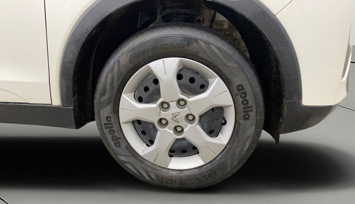 2022 Mahindra XUV300 W6 1.2 PETROL AMT, Petrol, Automatic, 35,398 km, Right Front Wheel