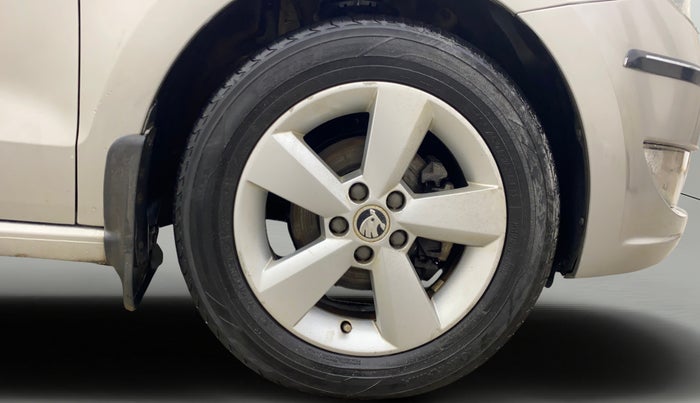 2015 Skoda Rapid 1.5 TDI CR ELEGANCE PLUS AT, Diesel, Automatic, 1,07,021 km, Right Front Wheel