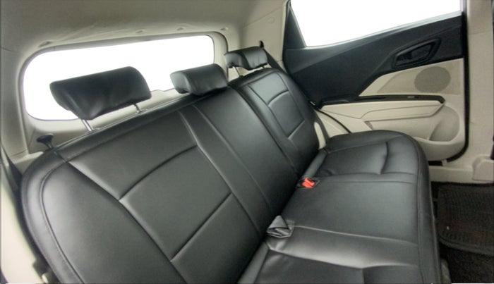 2020 Mahindra XUV300 W6 1.2 PETROL, Petrol, Manual, 53,618 km, Right Side Rear Door Cabin