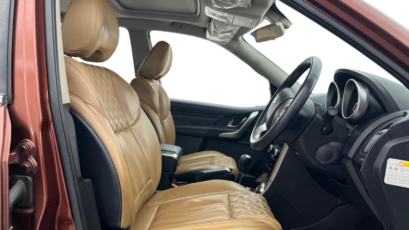 2018 Mahindra XUV500 W11 AT, Diesel, Automatic, 43,833 km, Right Side Front Door Cabin