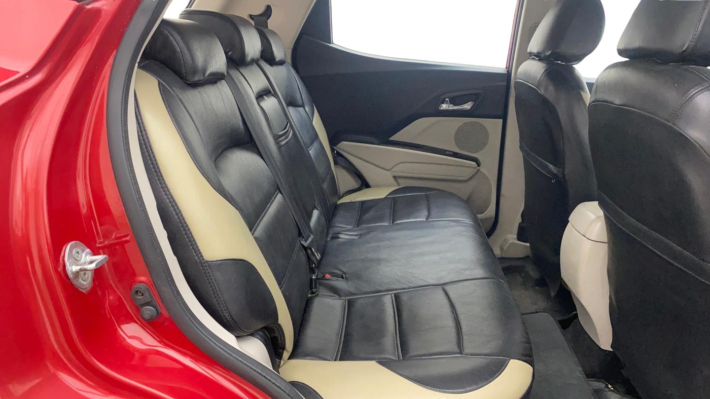 2019 Mahindra XUV300 W8(O) 1.2 PETROL DUAL TONE, Petrol, Manual, 77,714 km, Right Side Rear Door Cabin