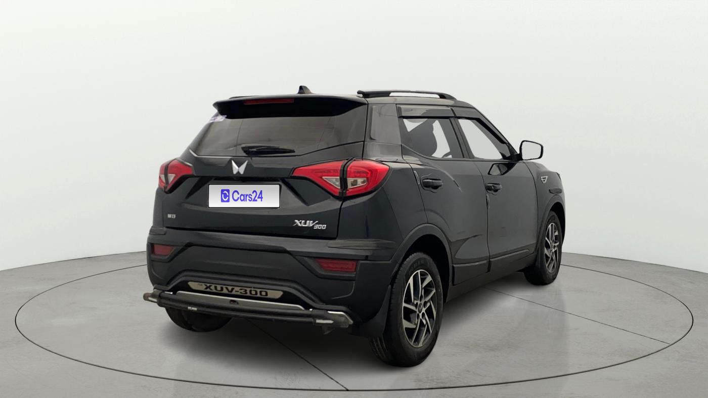 2023 Mahindra XUV300 W8 (O) 1.2 PETROL, Petrol, Manual, 27,880 km, Right Back Diagonal